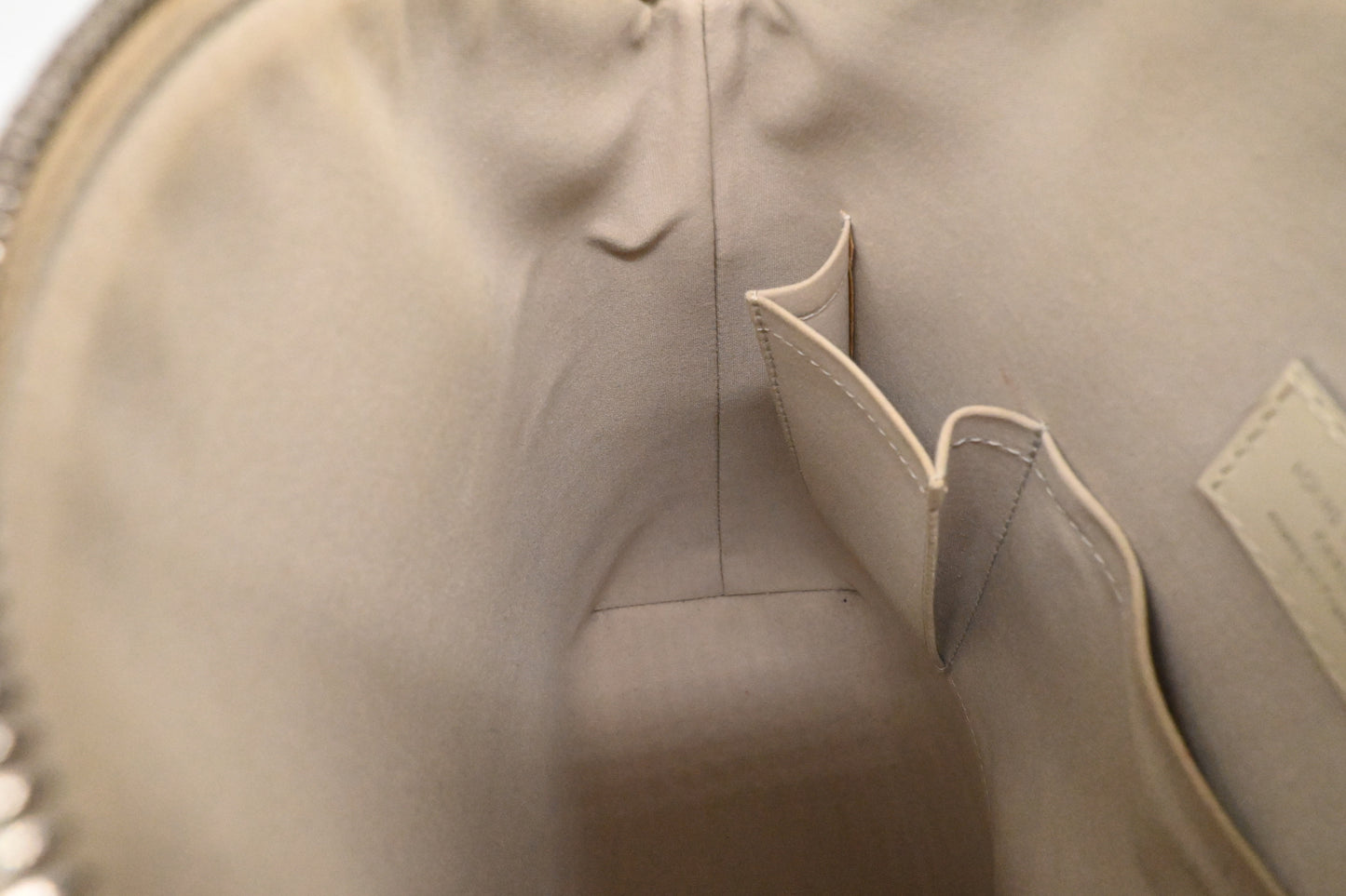 Louis Vuitton Lockit Vertical Handbag in Epi White leather