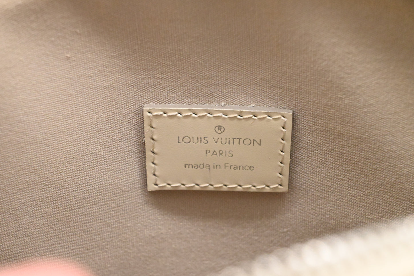 Louis Vuitton Lockit Vertical Handbag in Epi White leather