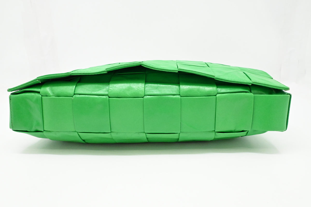 Bottega Veneta Large Cassette in Green Intrecciato Leather