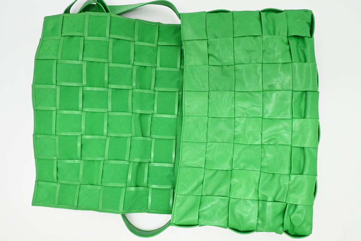 Bottega Veneta Large Cassette in Green Intrecciato Leather
