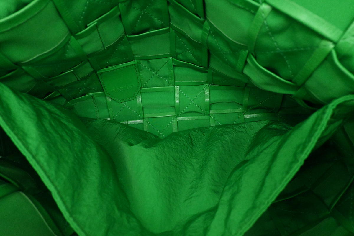 Bottega Veneta Large Cassette in Green Intrecciato Leather