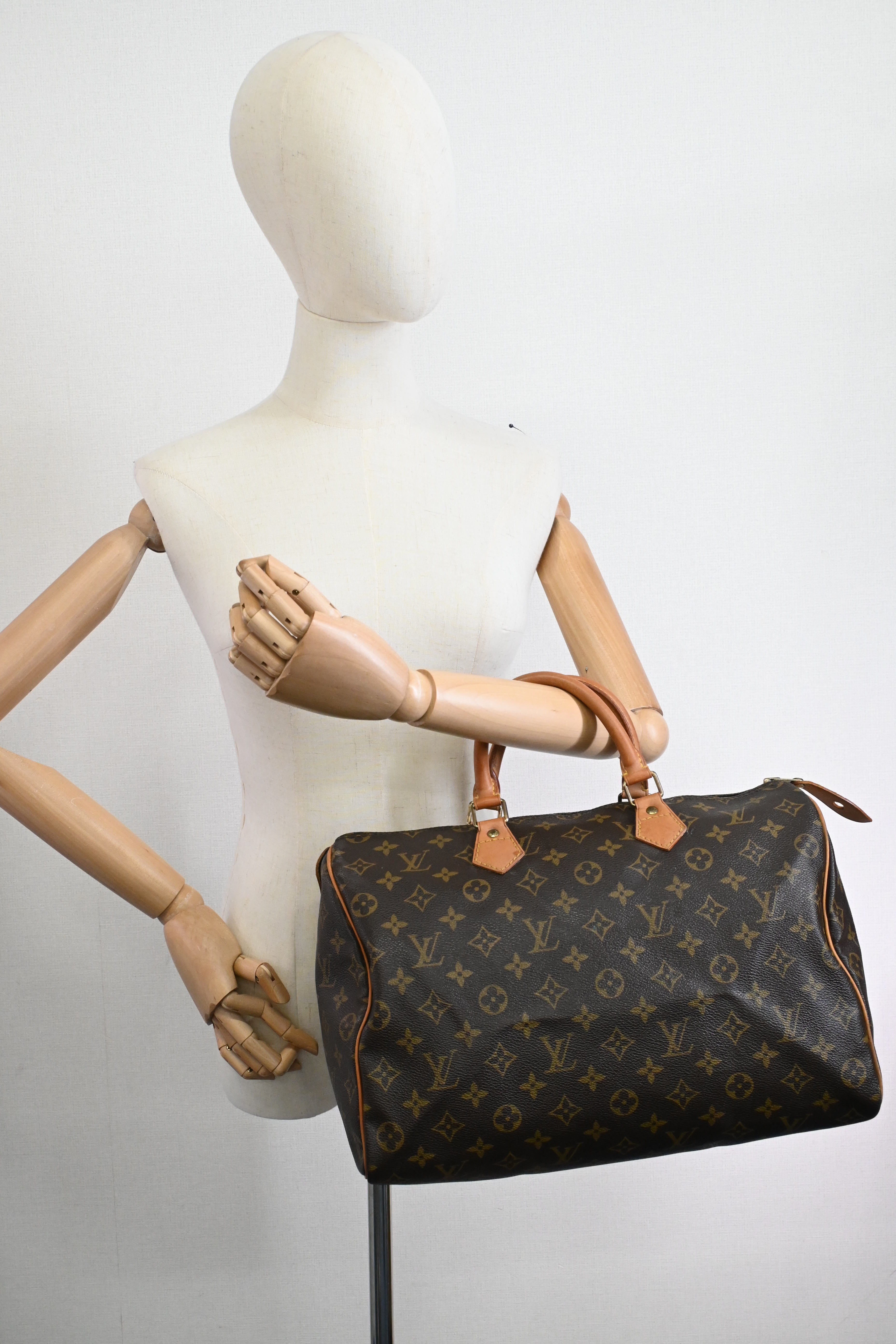 Louis Vuitton Speedy 35 in Monogram Canvas – Weekly Lux Drop
