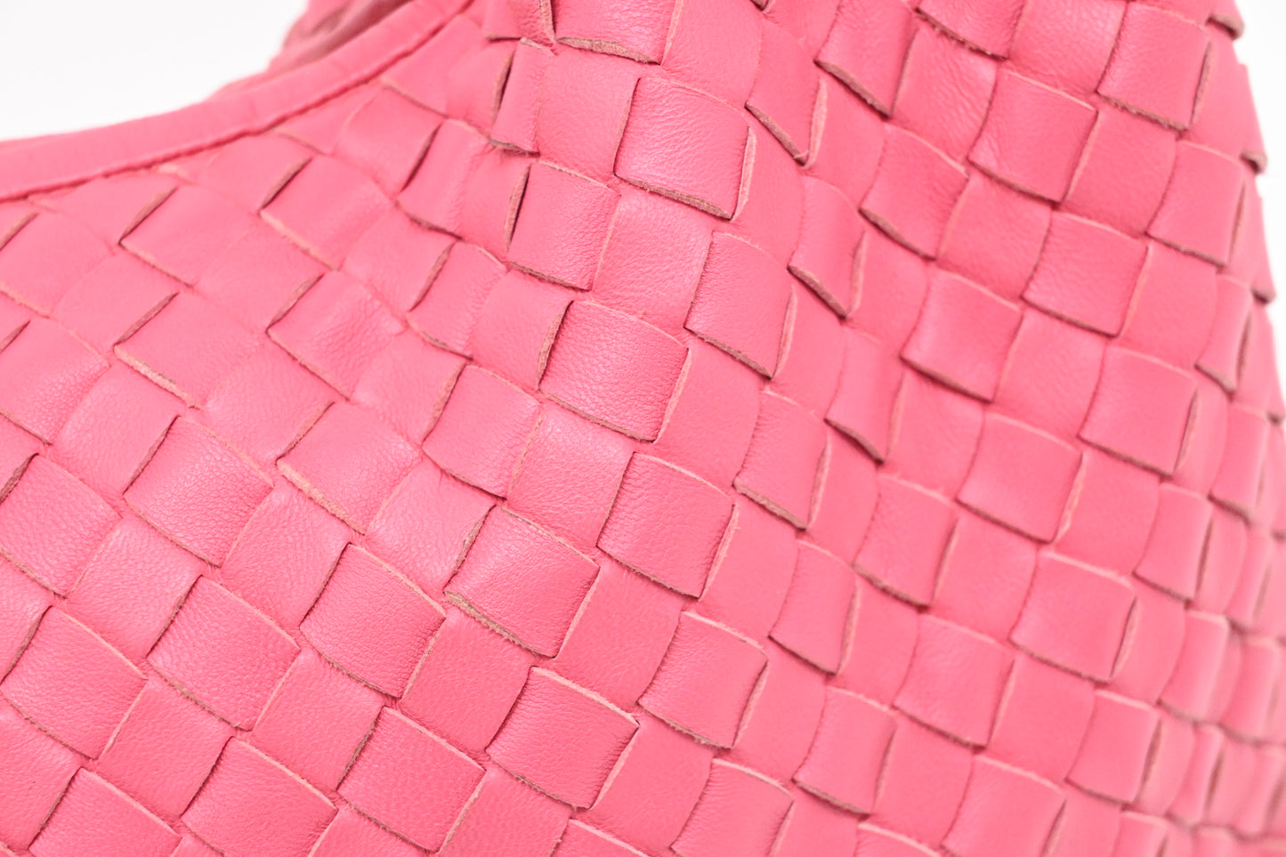Bottega Veneta Hobo Bag in Pink Intrecciato Leather