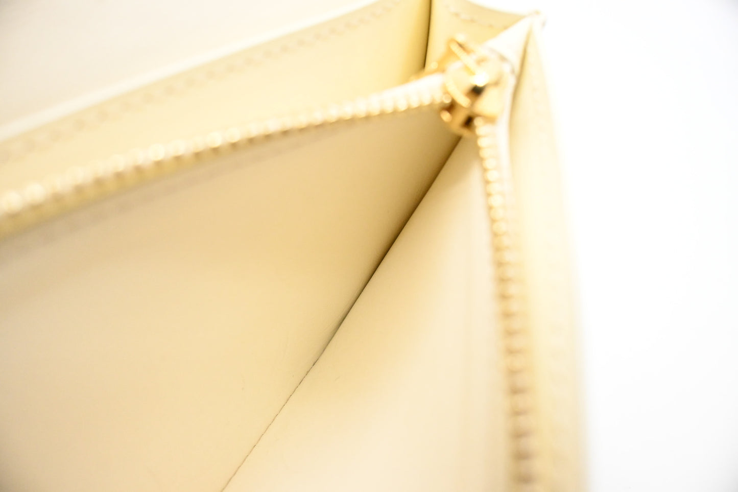 Louis Vuitton Vertical Wallet in Green Tarillon Leather