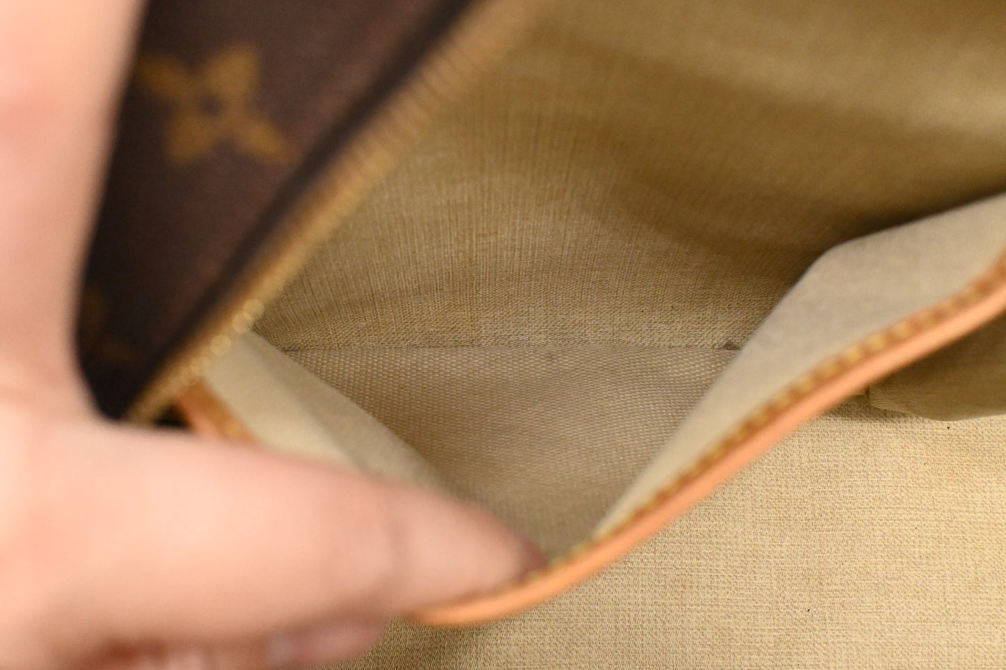 Louis Vuitton Deauville in Monogram Canvas