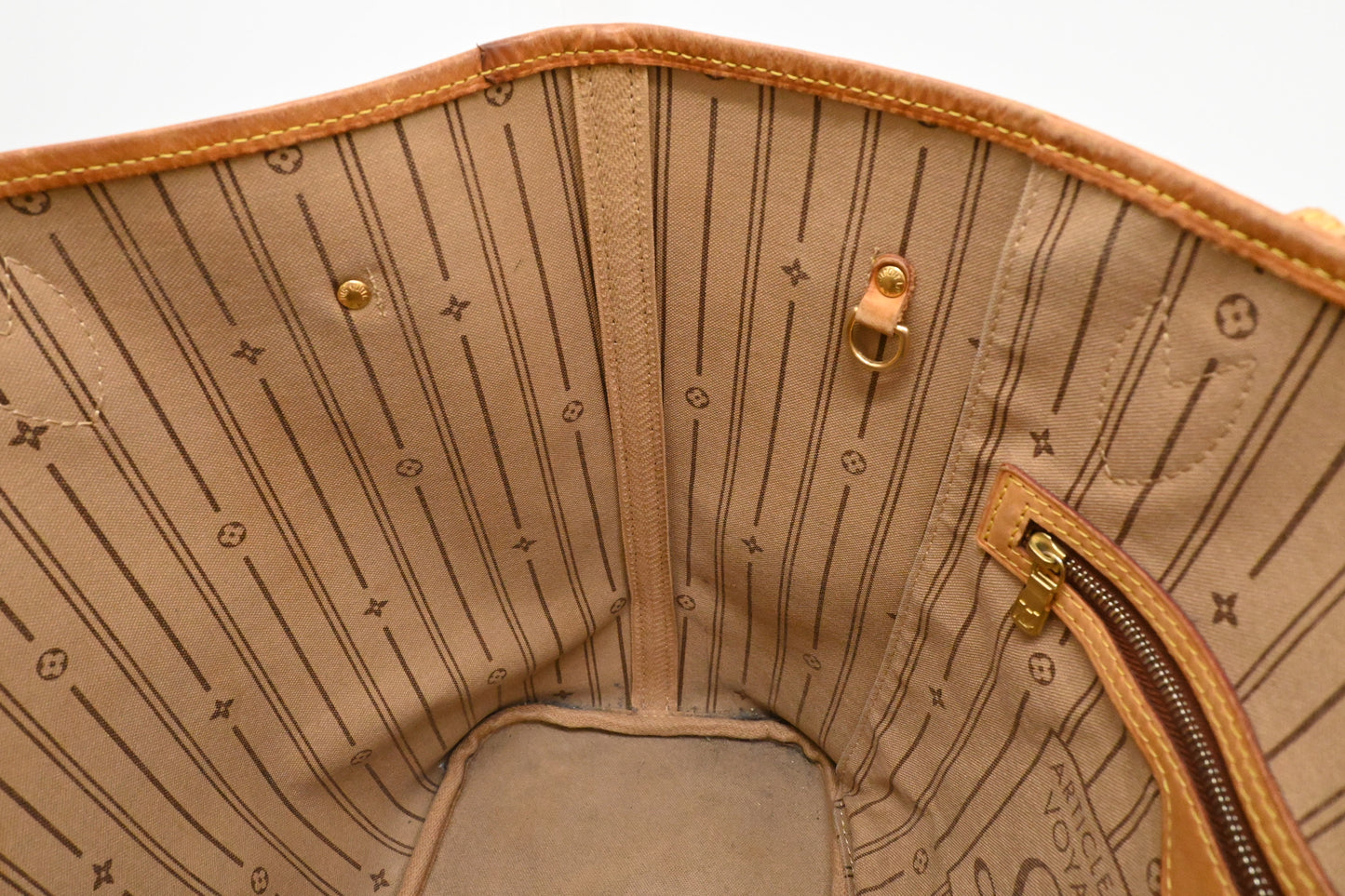 Louis Vuitton Neverfull MM in Monogram Canvas
