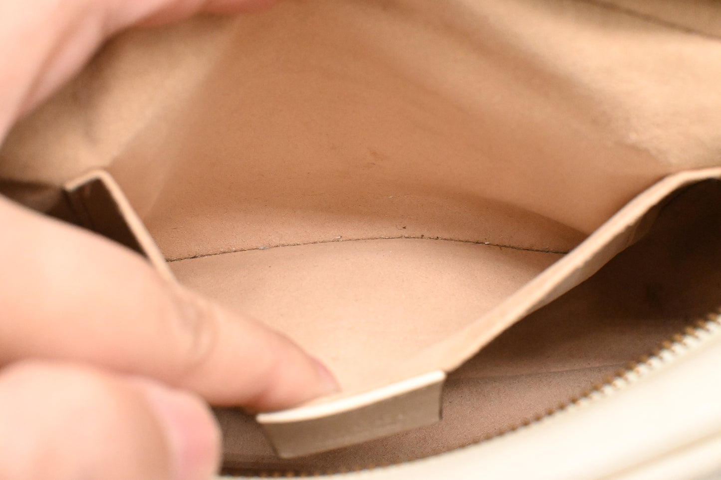 Gucci Marmont Crossbody Bag in White Leather