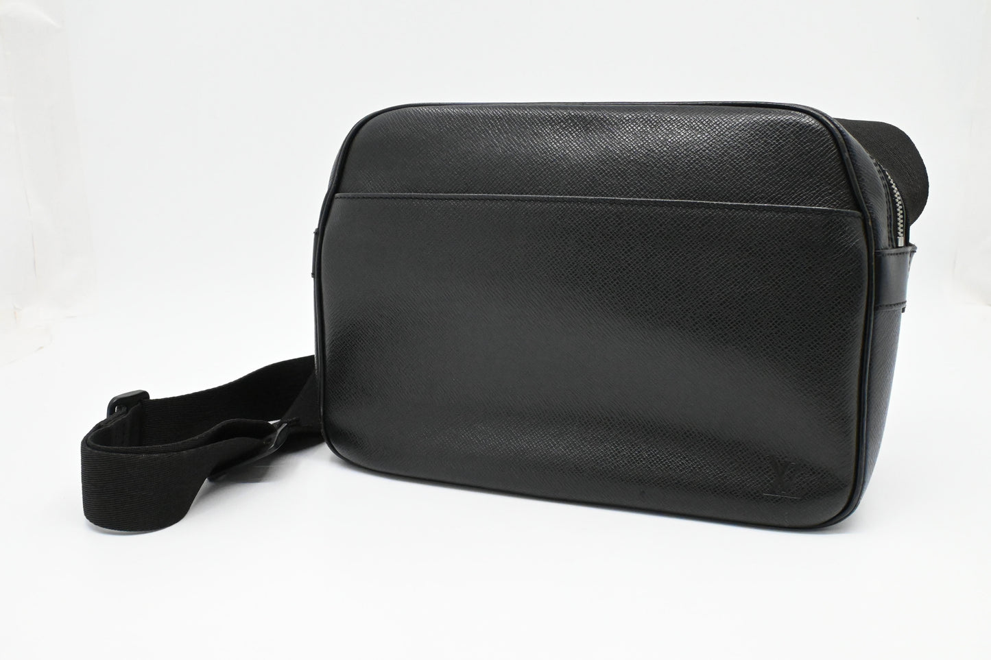 Louis Vuitton Reporter in Black Taiga Leather