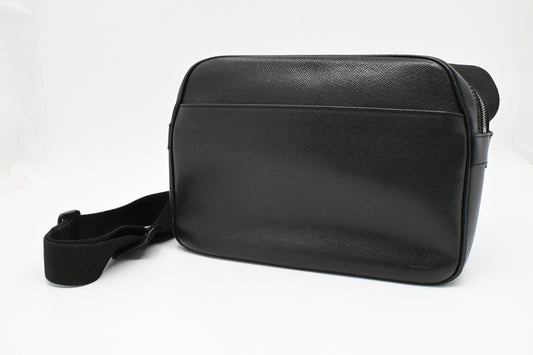 Louis Vuitton Reporter in Black Taiga Leather