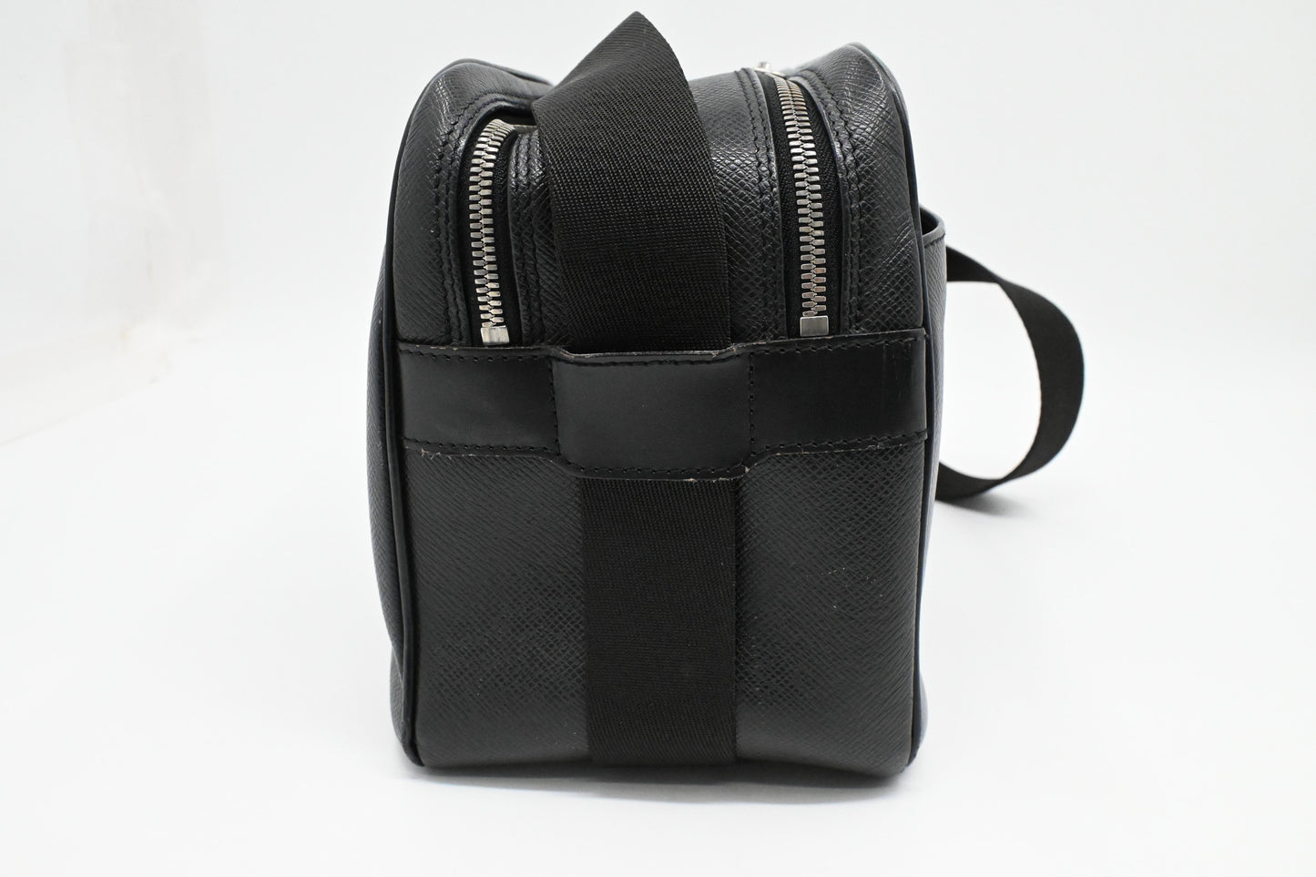 Louis Vuitton Reporter in Black Taiga Leather