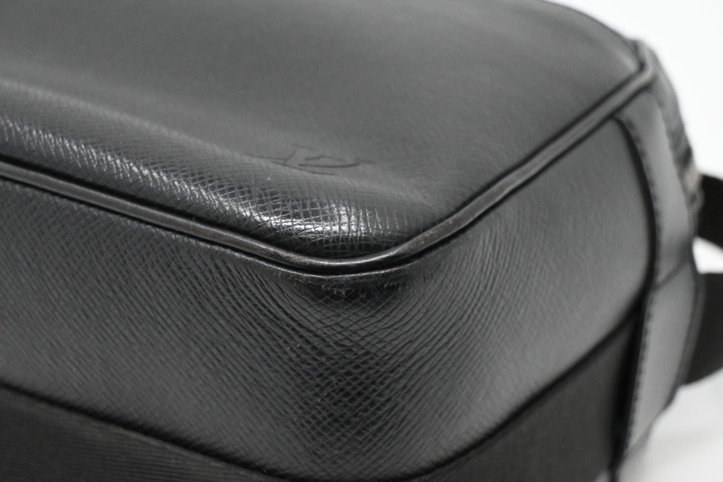 Louis Vuitton Reporter in Black Taiga Leather