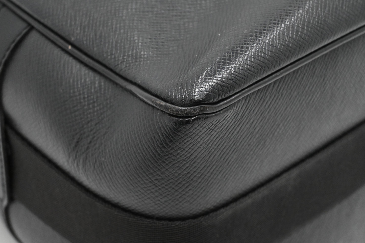 Louis Vuitton Reporter in Black Taiga Leather