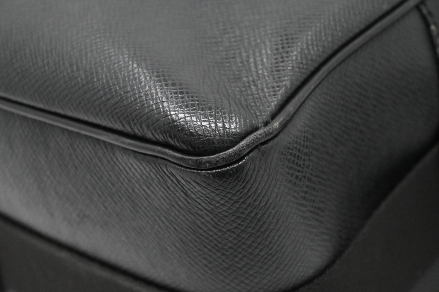 Louis Vuitton Reporter in Black Taiga Leather