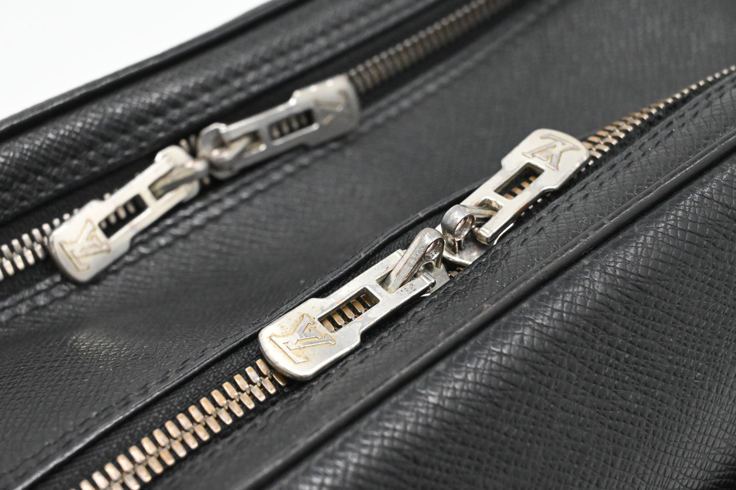 Louis Vuitton Reporter in Black Taiga Leather