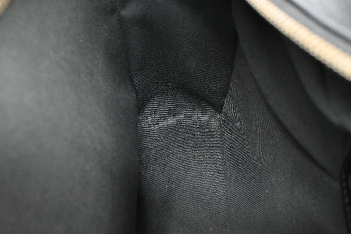 Louis Vuitton Reporter in Black Taiga Leather