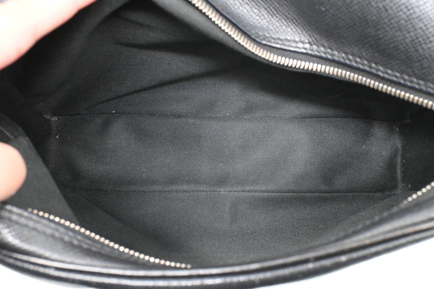 Louis Vuitton Reporter in Black Taiga Leather