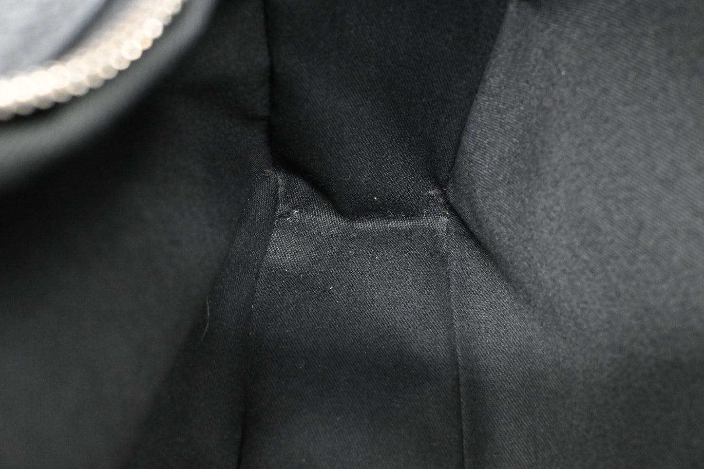 Louis Vuitton Reporter in Black Taiga Leather