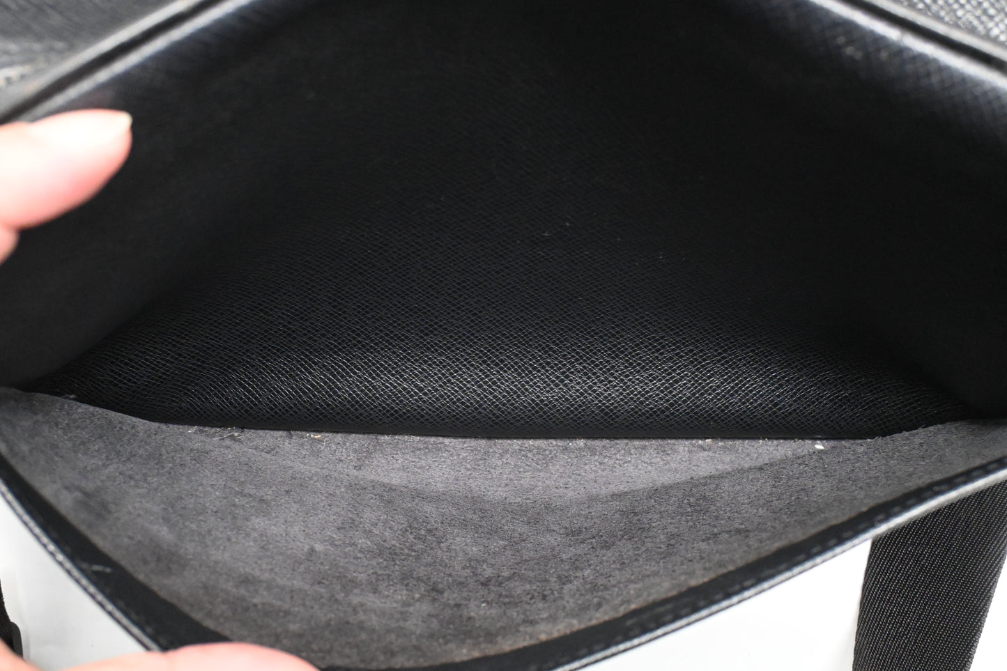 Louis Vuitton Reporter in Black Taiga Leather