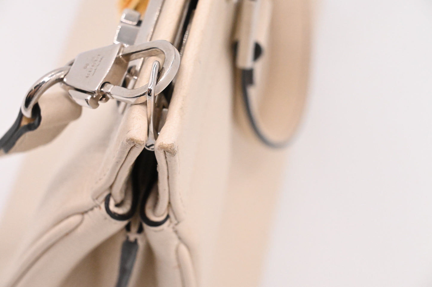 Gucci Zumi Handbag in Cream Leather