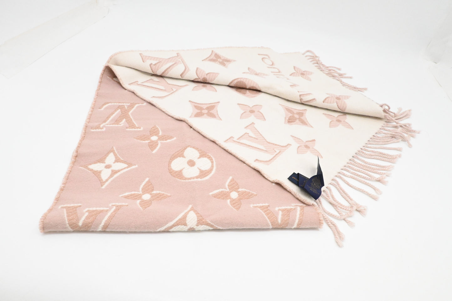 Louis Vuitton Essential Scarf in Pink Wool