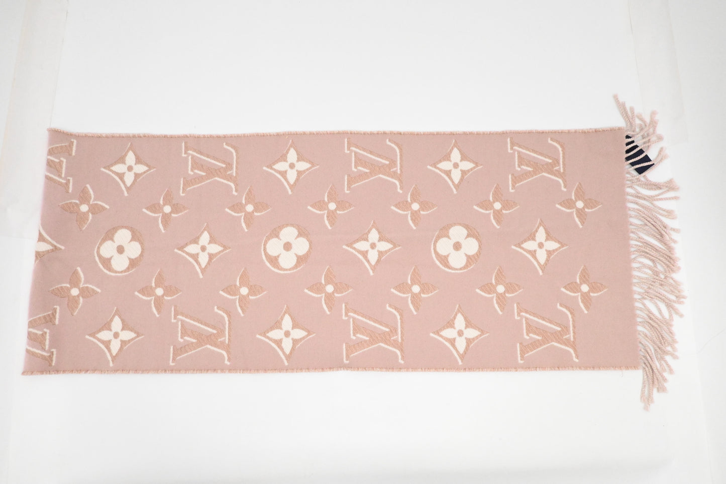 Louis Vuitton Essential Scarf in Pink Wool