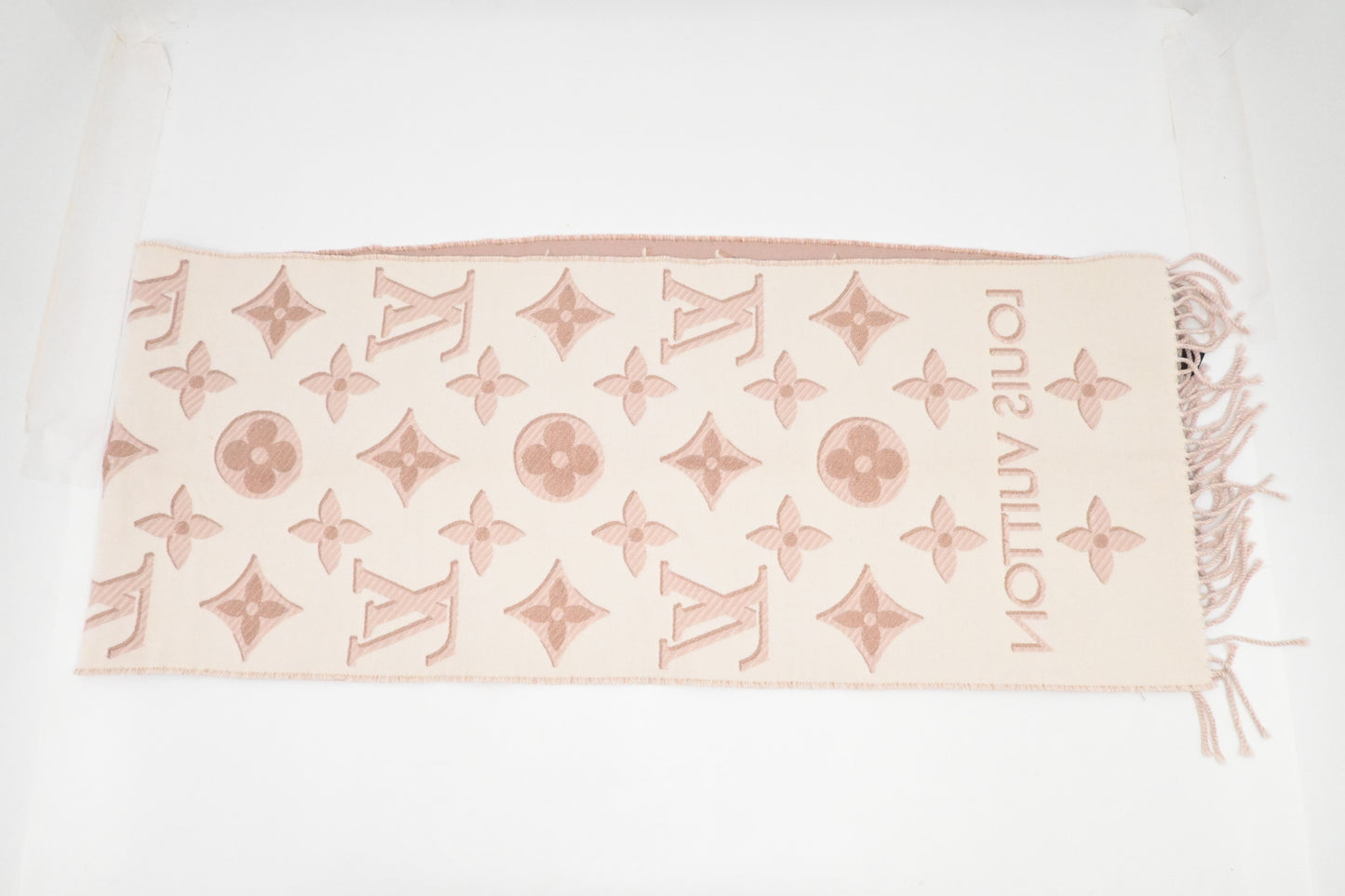 Louis Vuitton Essential Scarf in Pink Wool