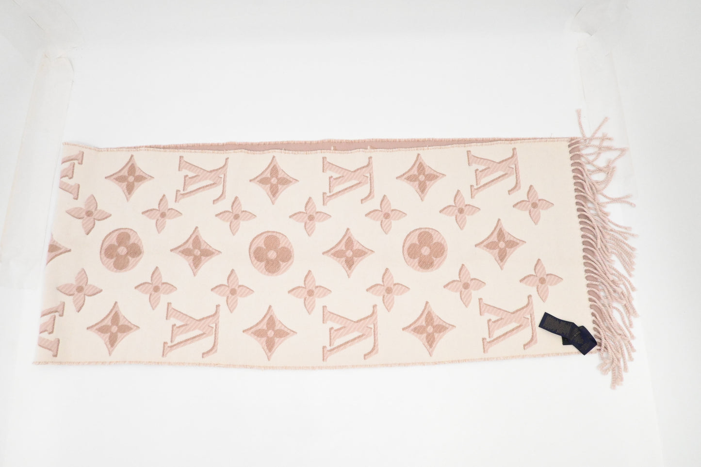 Louis Vuitton Essential Scarf in Pink Wool