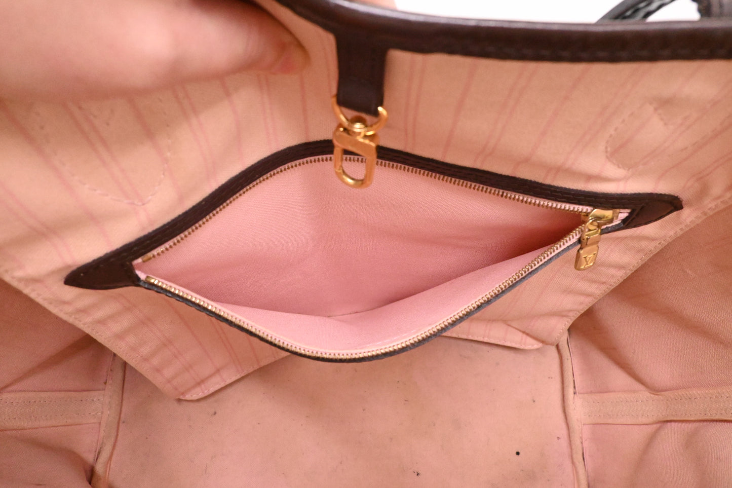 Louis Vuitton Neverfull MM in Damier Ebene Canvas