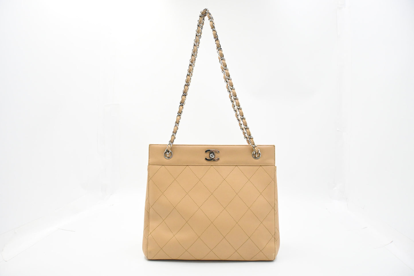 Chanel Chain Shoulder Bag in Beige Leather