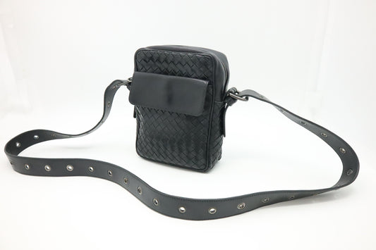 Bottega  Veneta Shoulder Bag in Black Intrecciato Leather