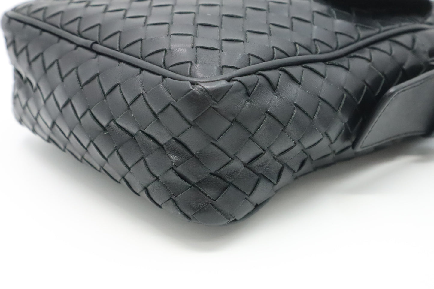Bottega  Veneta Shoulder Bag in Black Intrecciato Leather