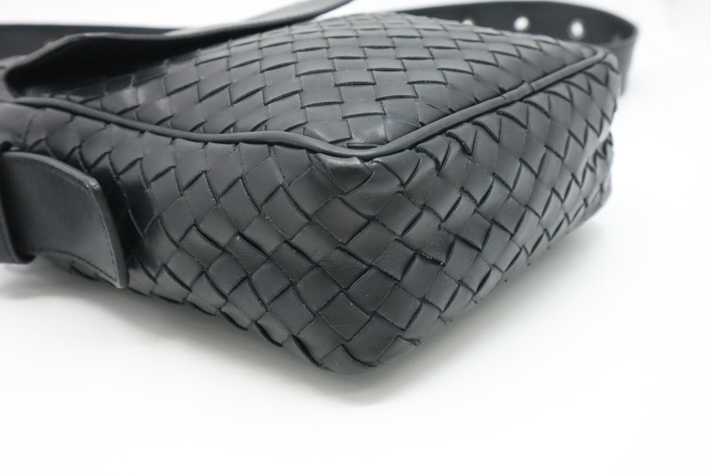 Bottega  Veneta Shoulder Bag in Black Intrecciato Leather