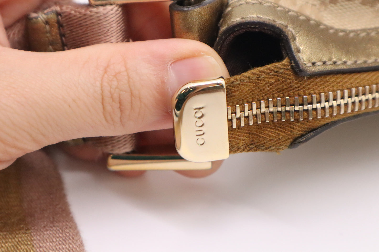 Gucci Shoulder Bag in Beige and Gold GG Supreme Canvas
