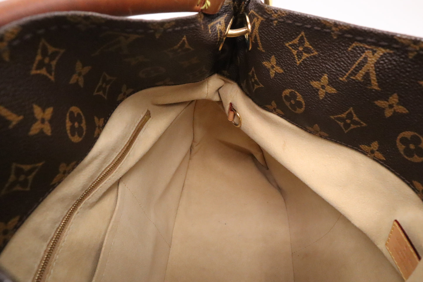 Louis Vuitton Artsy MM in Monogram Canvas