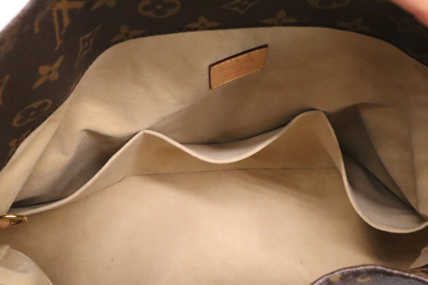Louis Vuitton Artsy MM in Monogram Canvas