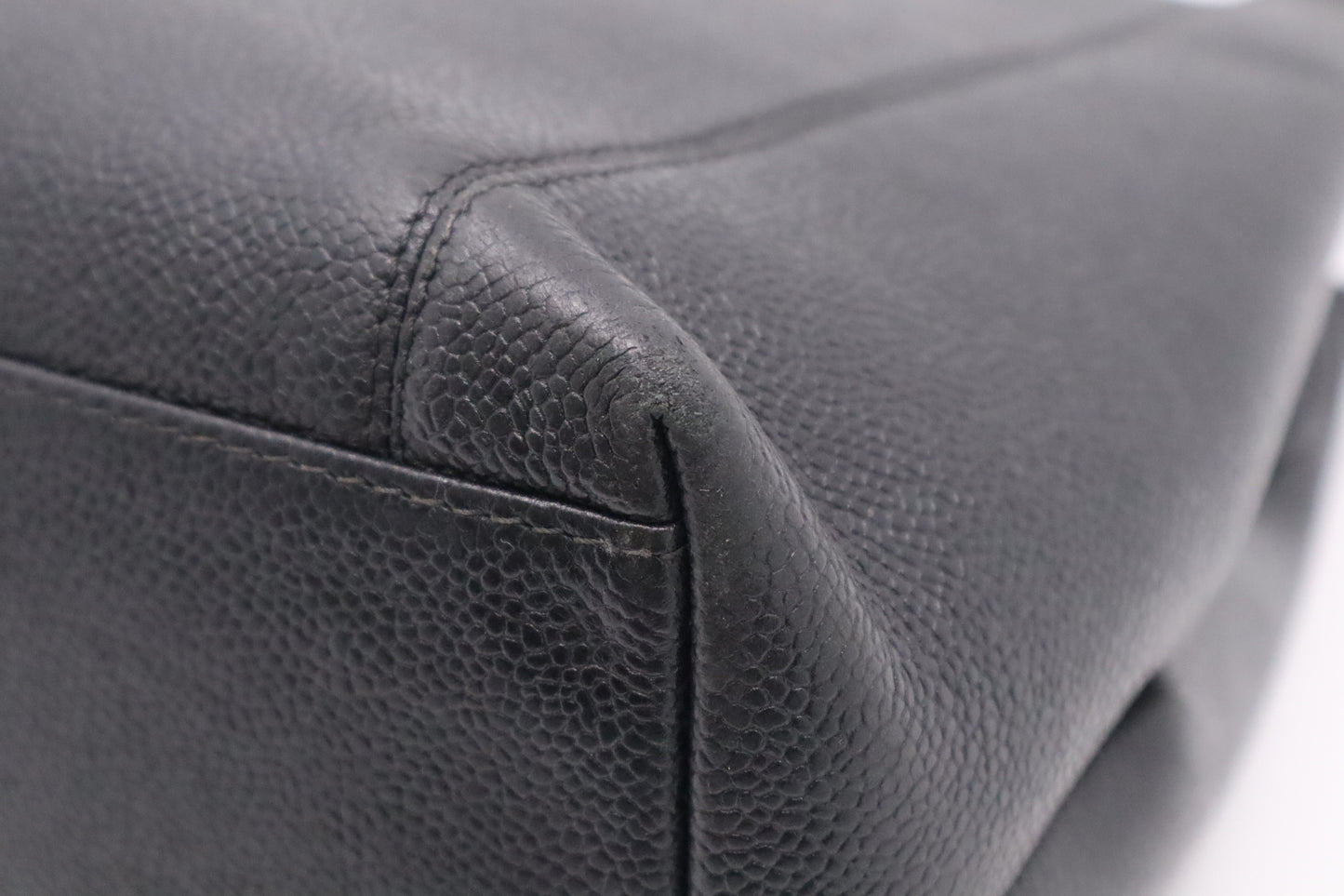 Chanel Shoulder Bag in Black Caviar Leather