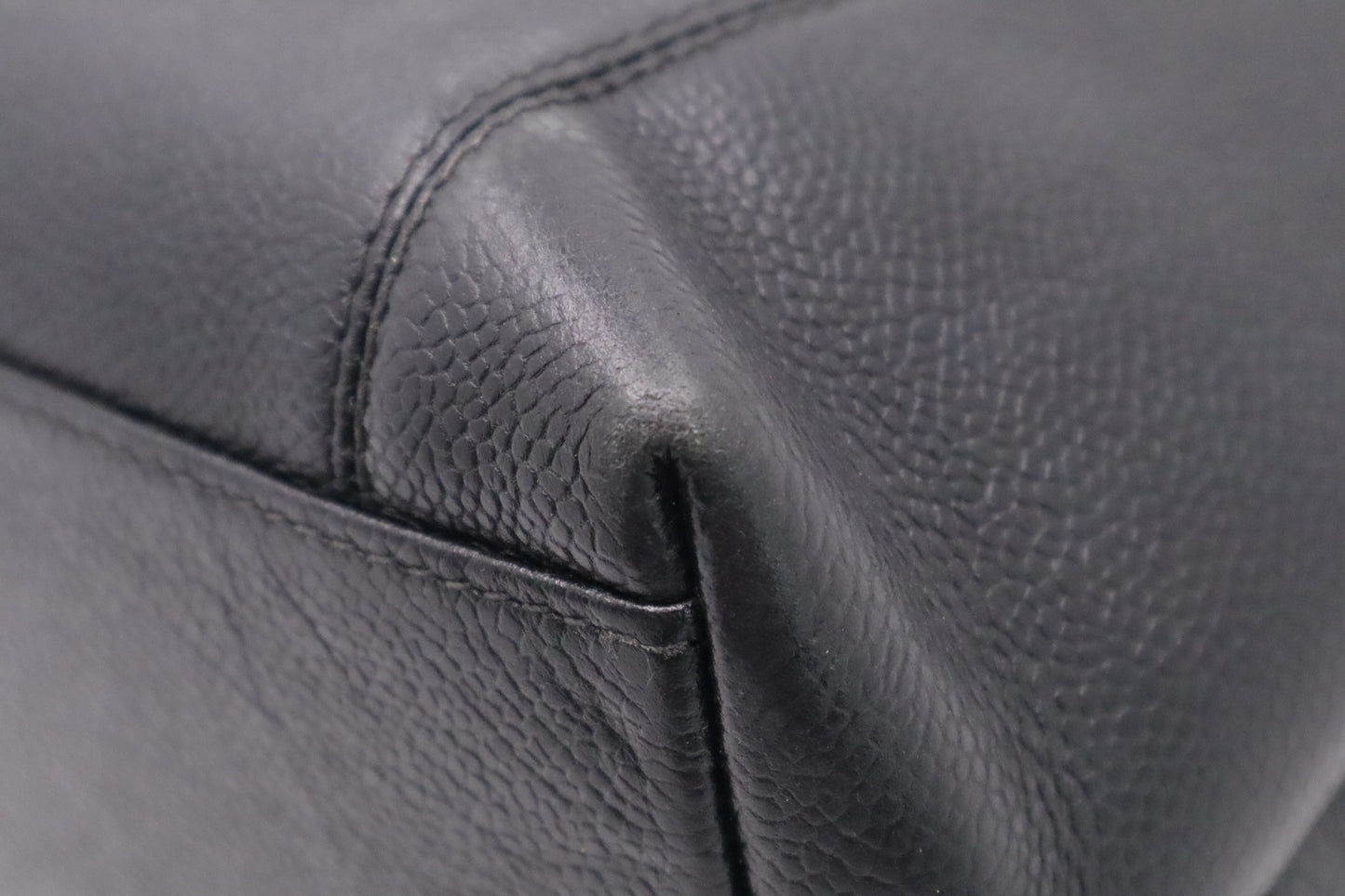 Chanel Shoulder Bag in Black Caviar Leather