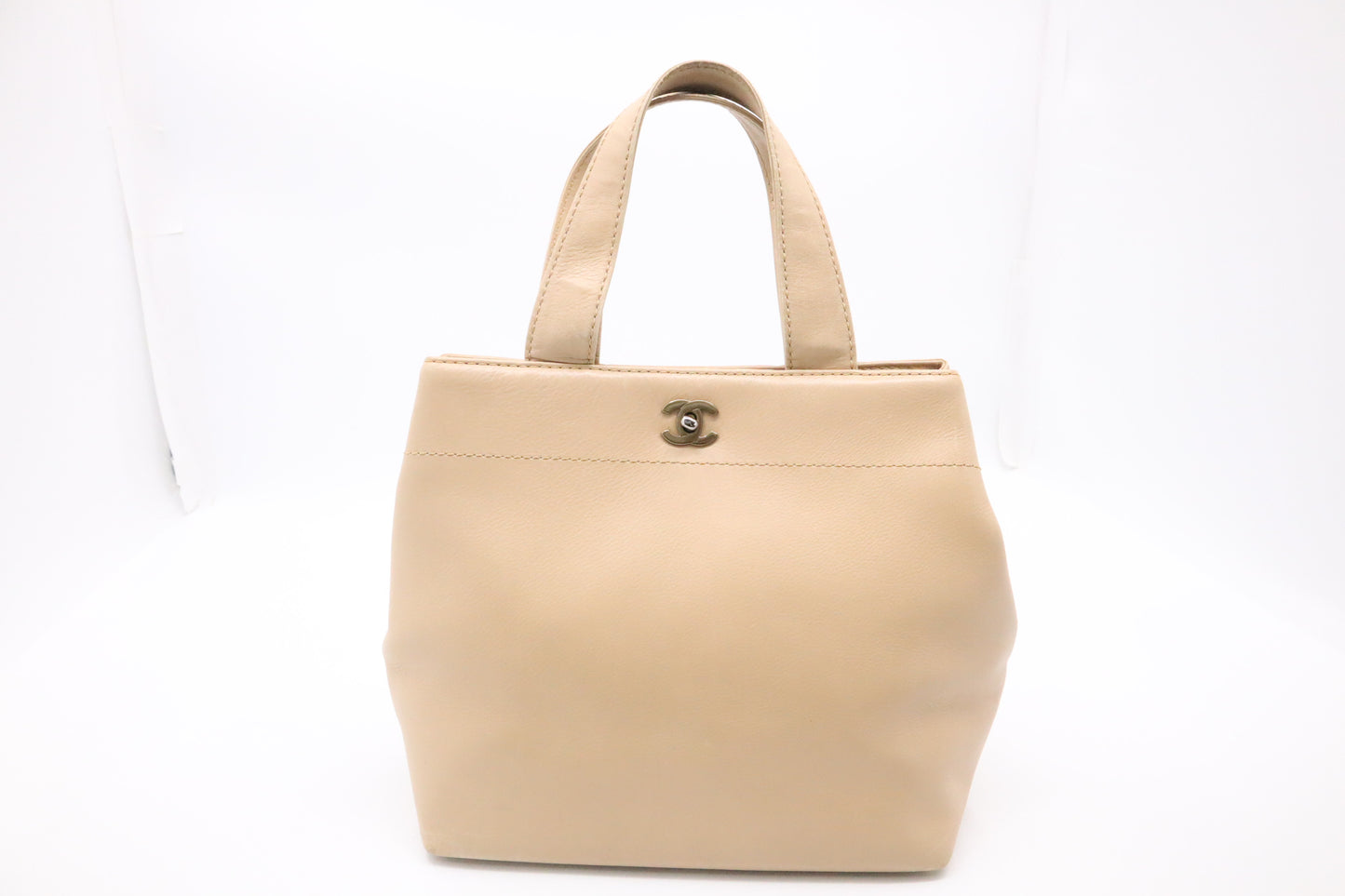 Chanel Handbag in Beige Leather