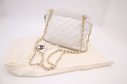 Chanel Shoulder Bag in White Mattelassé Leather