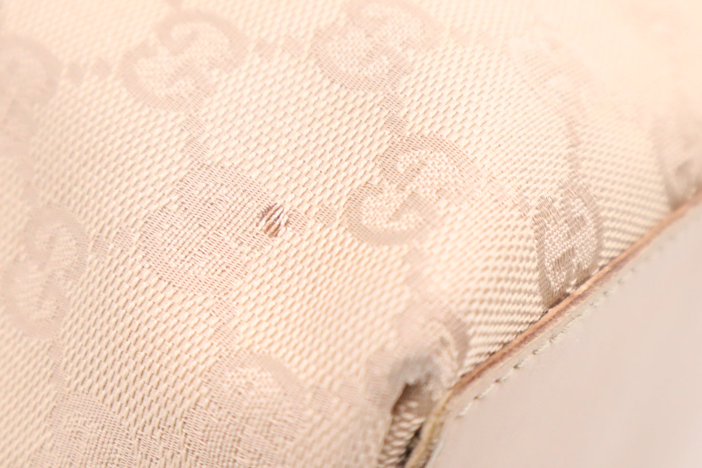 Gucci Shoulder Bag in Beige GG Canvas