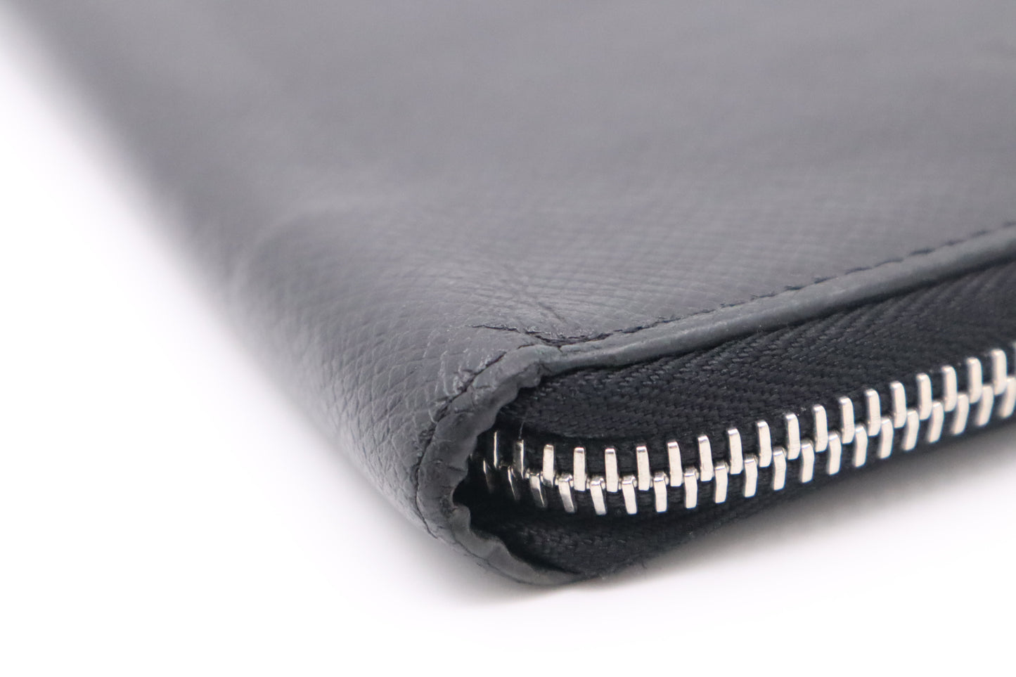 Louis Vuitton Vertical Zippy in Black Taiga Leather