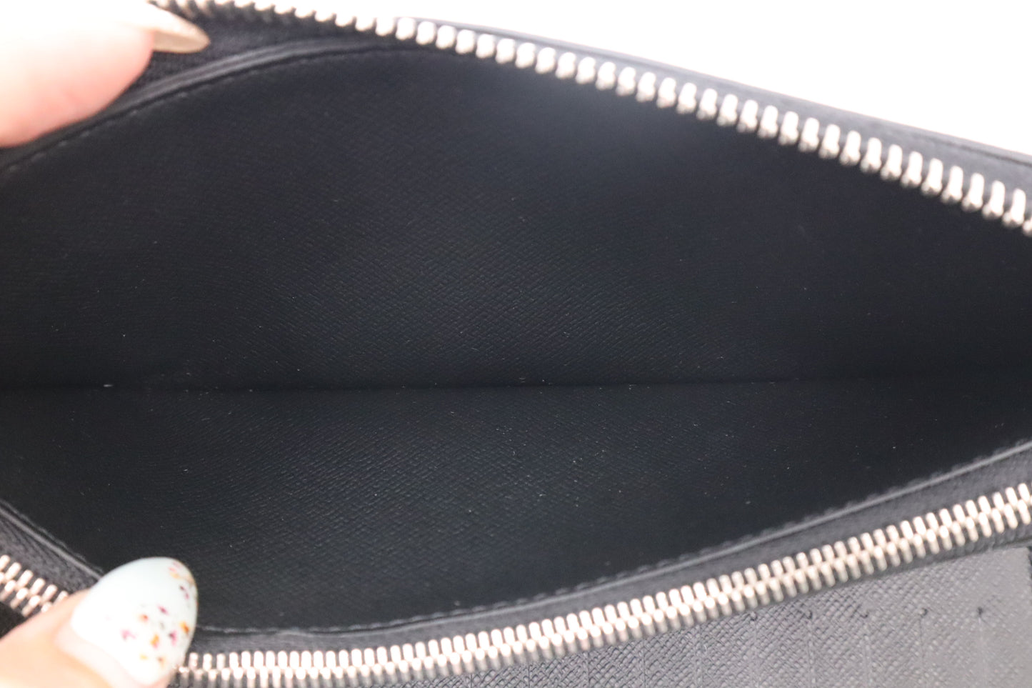 Louis Vuitton Vertical Zippy in Black Taiga Leather