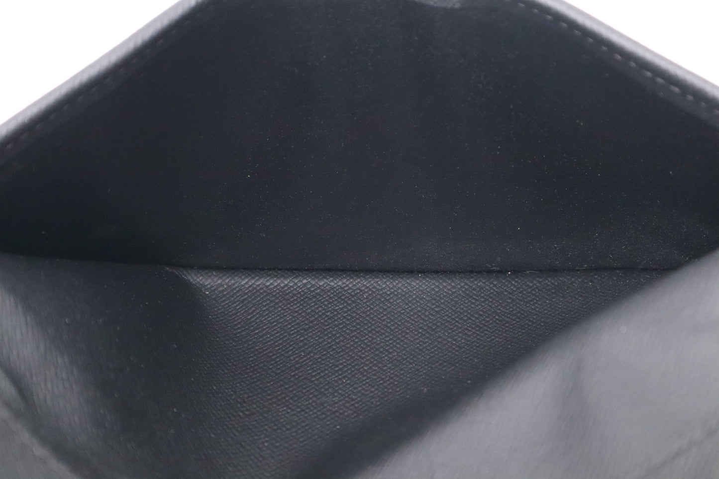 Louis Vuitton Vertical Zippy in Black Taiga Leather