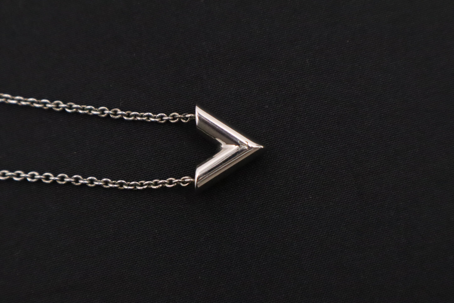 Louis Vuitton Essential V Supple Necklace