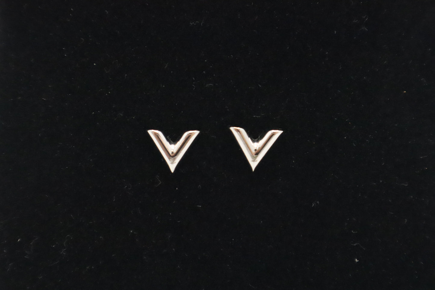 Louis Vuitton Essential V Earrings