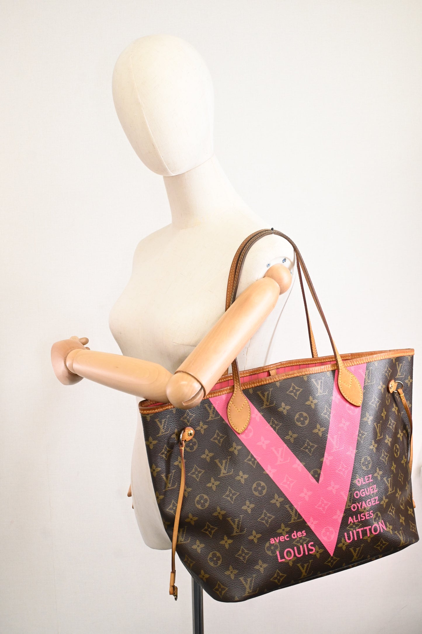 Louis Vuitton Volez Voguez Valises Neverfull MM in Pink and Monogram Canvas
