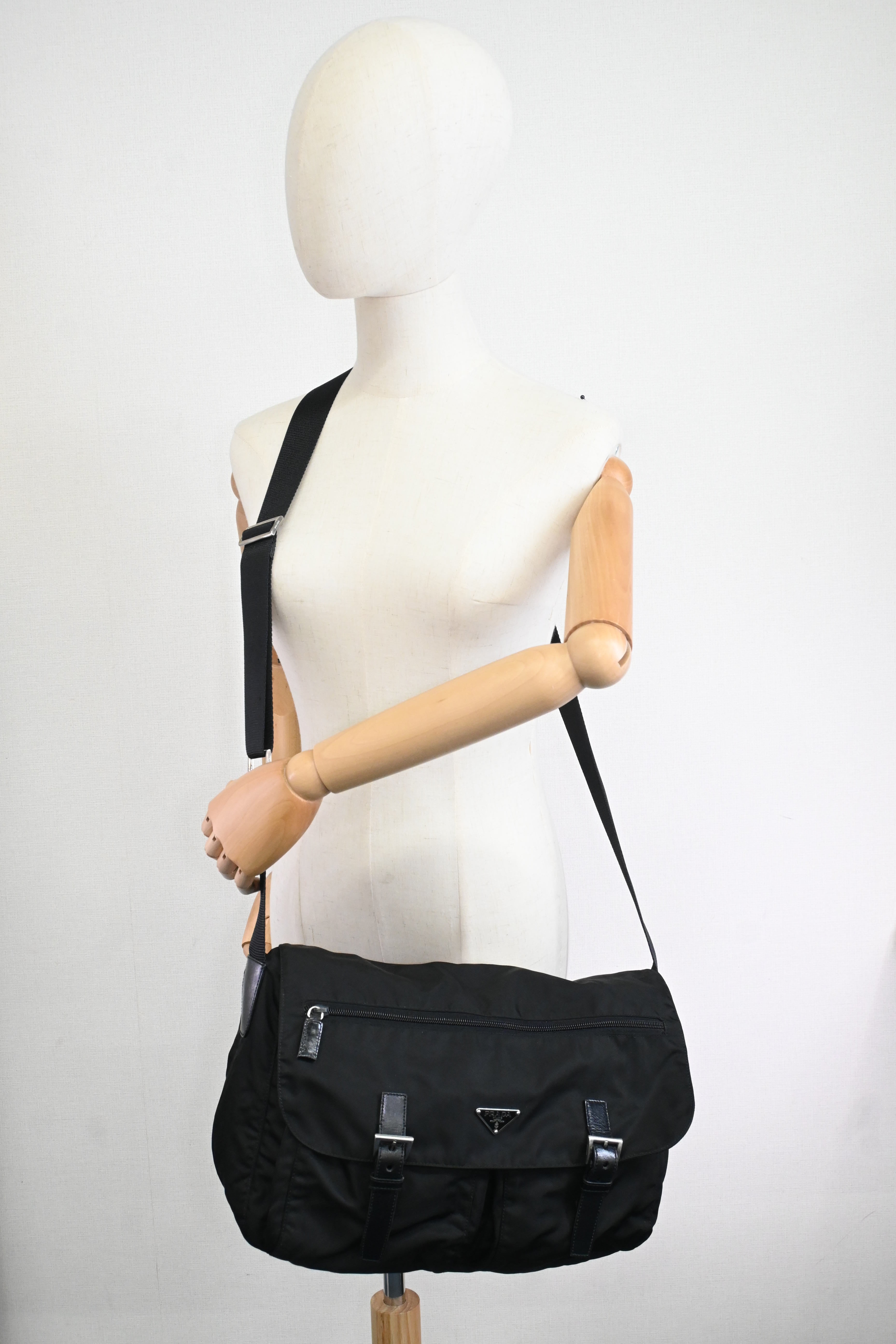 バッグ PRADA archive messenger bag Prada Black Nylon Triangle Logo Messenger Bag – Queen Bee of