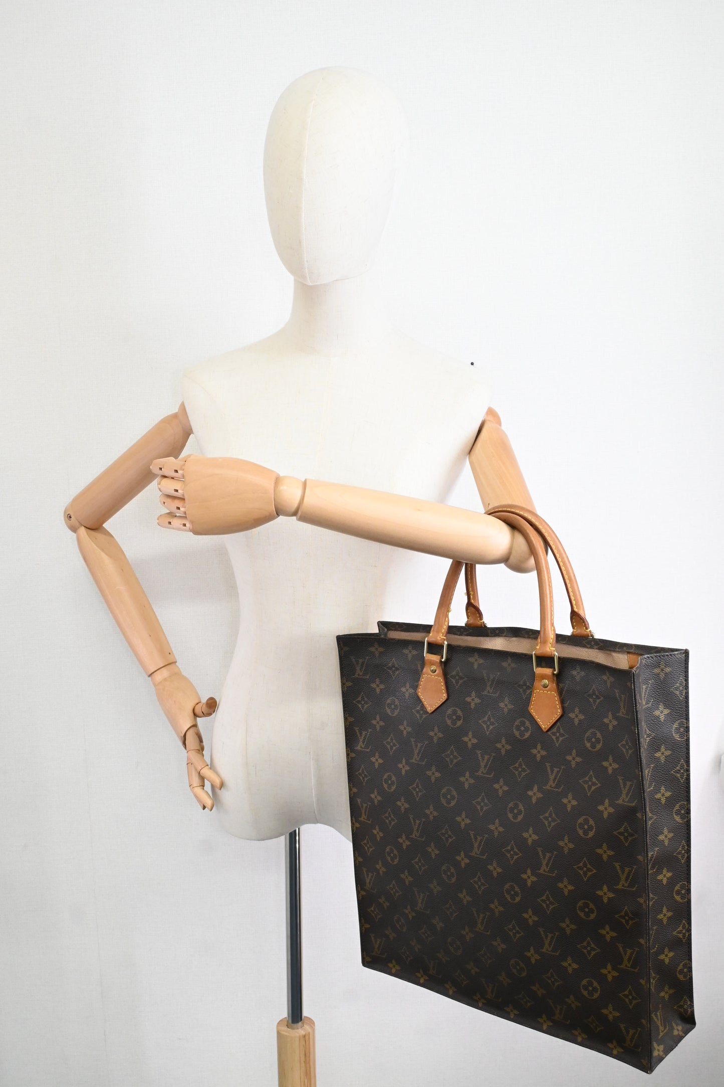 Louis Vuitton Sac Plat in Monogram Canvas