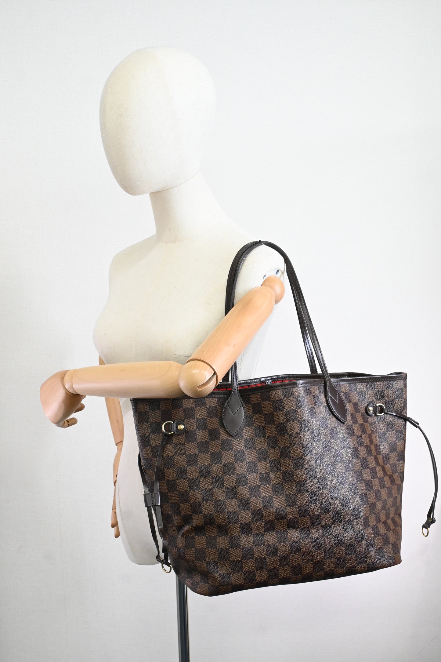 Louis Vuitton Neverfull MM in Damier Ebene Canvas