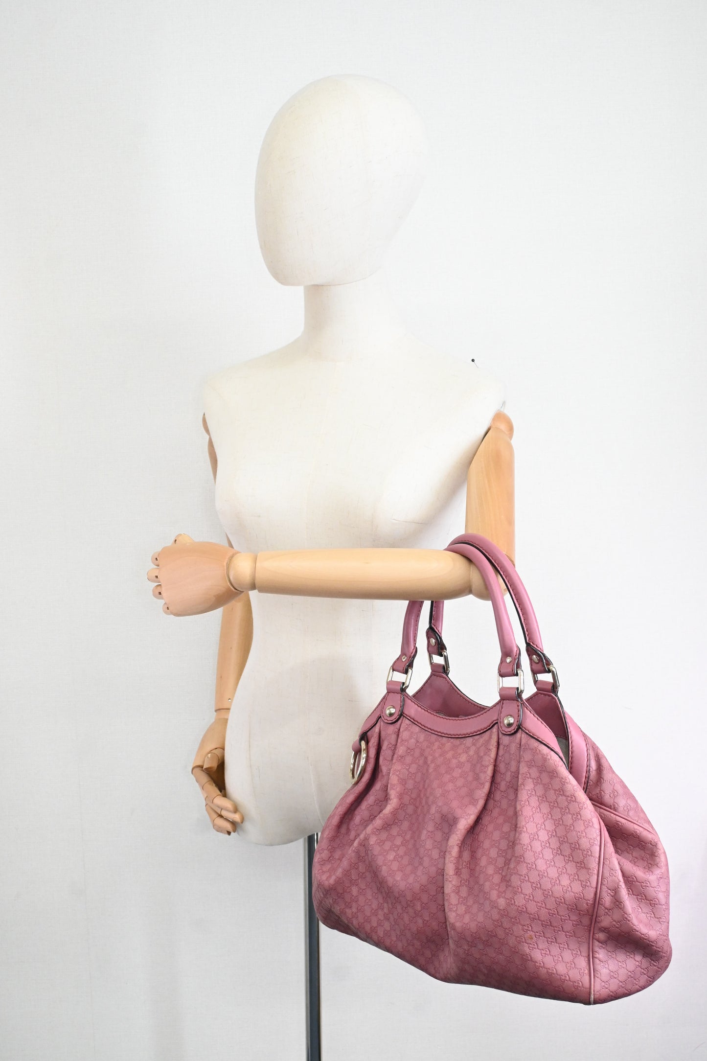 Gucci Sukey Handbag in Pink Microguccissima Leather